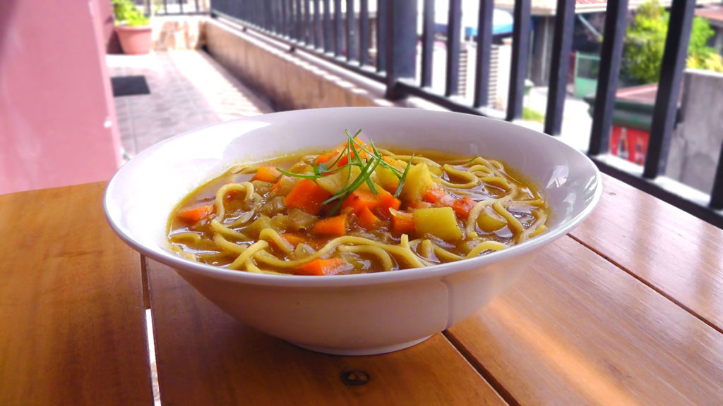 Japanische Gemüse Curry Suppe mit Nudeln