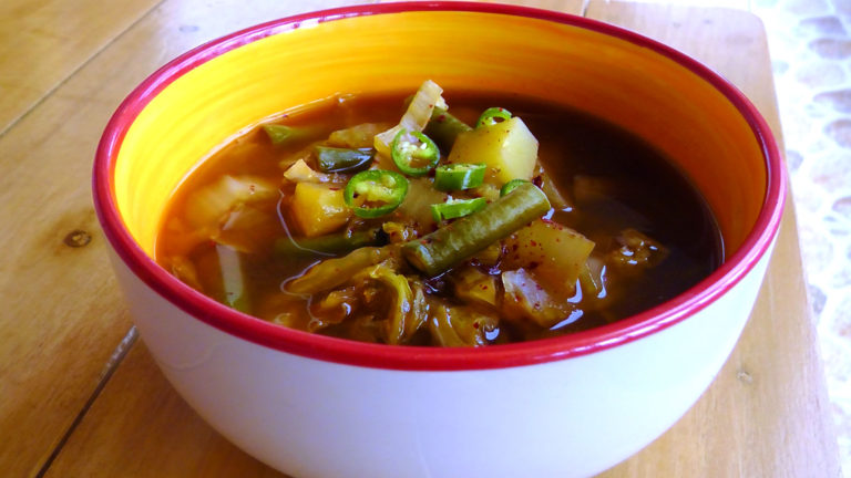 Koreanische Suppe mit Sojabohnenpaste und Gemüse – International Vegan