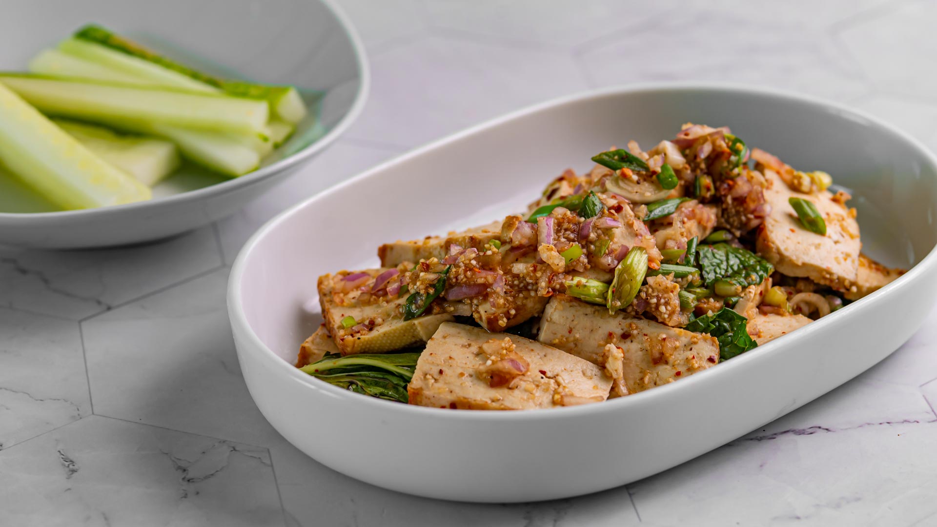 Asiatischer Tofu Salat - Tohu Nam Tok