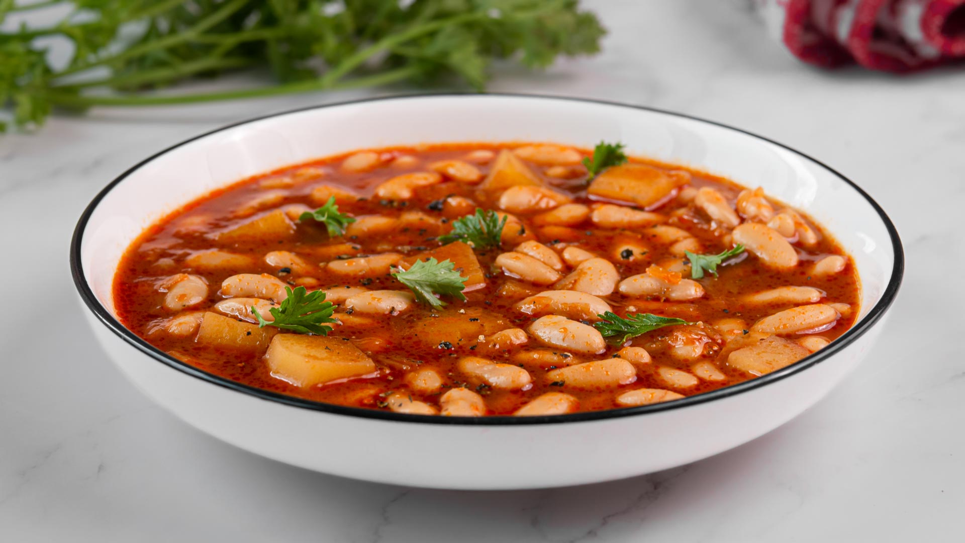 Türkische weiße Bohnen Suppe mit KartoffelnPatatesli Kuru Fasulye