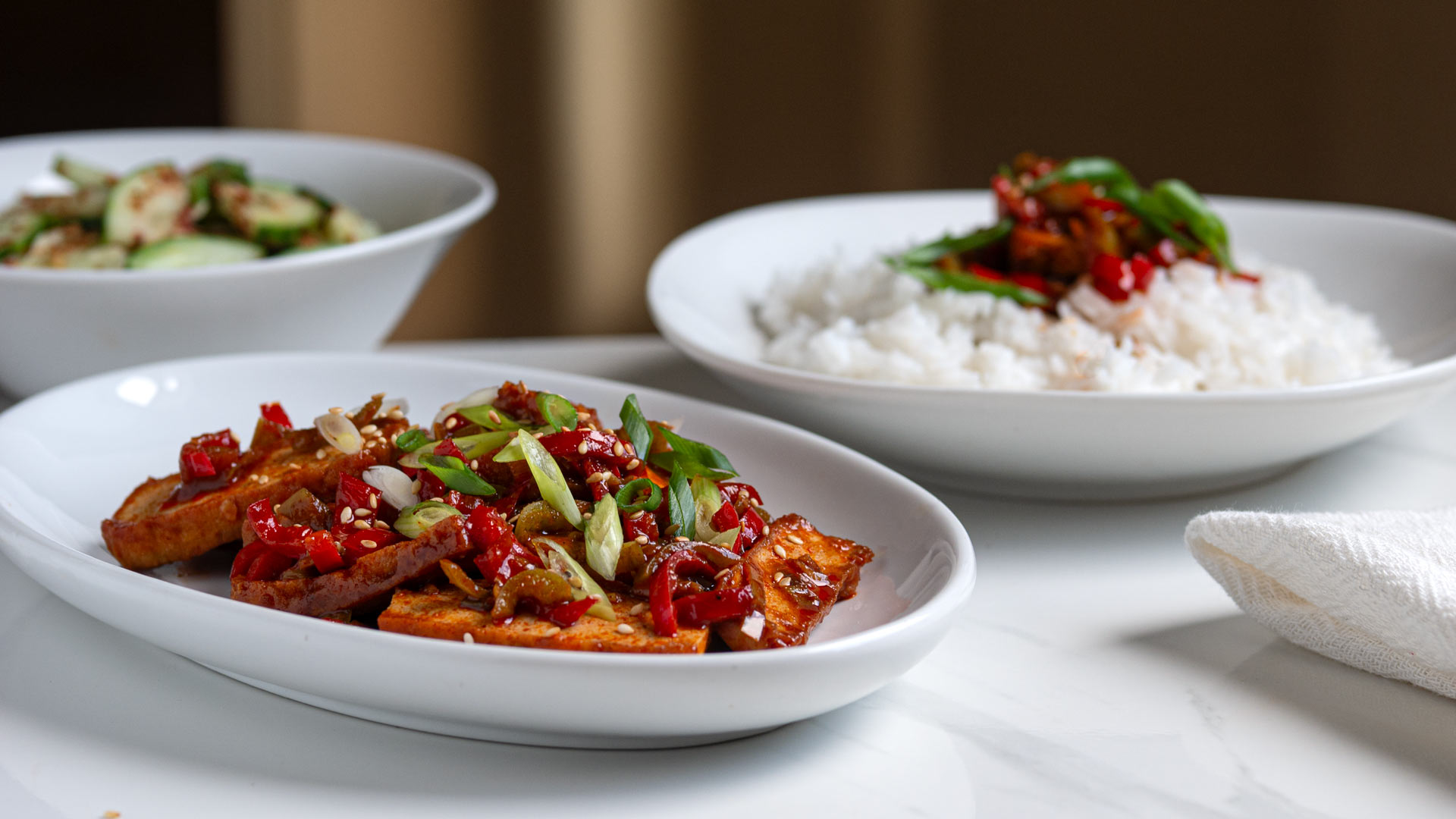 Koreanischer scharfer Tofu mit Gochujang Sauce und Paprika - Dubu Bokkeum