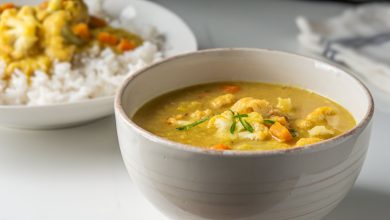 Indischer gelber Mungbohnen Dal mit Blumenkohl