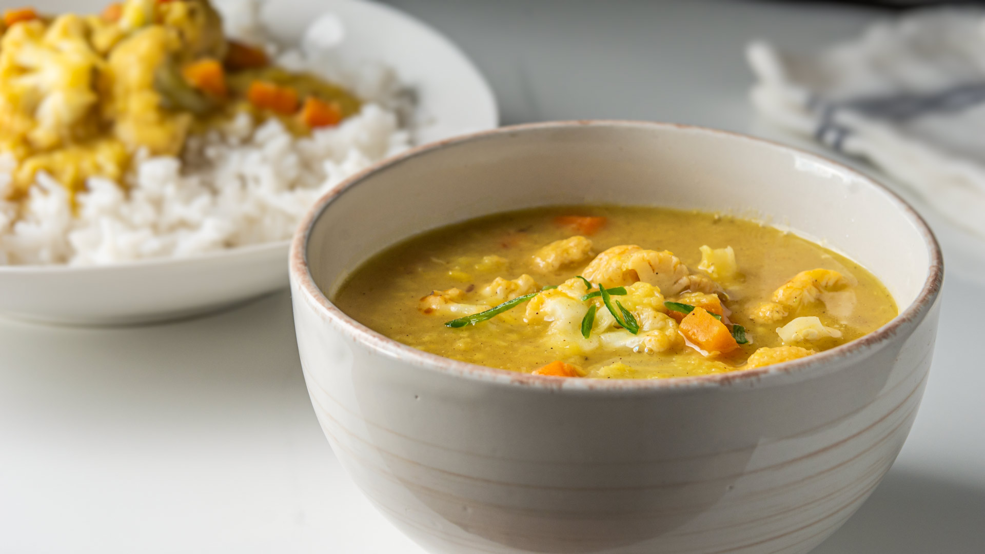 Indischer gelber Mungbohnen Dal mit BlumenkohlMoong Dal Gobi Gajar