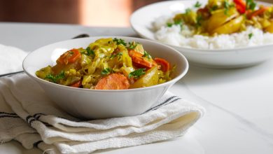 Veganes Atakilt Wat – ein äthiopischer Gemüseeintopf mit Weißkohl, Kartoffeln und Karotten in einer Schüssel